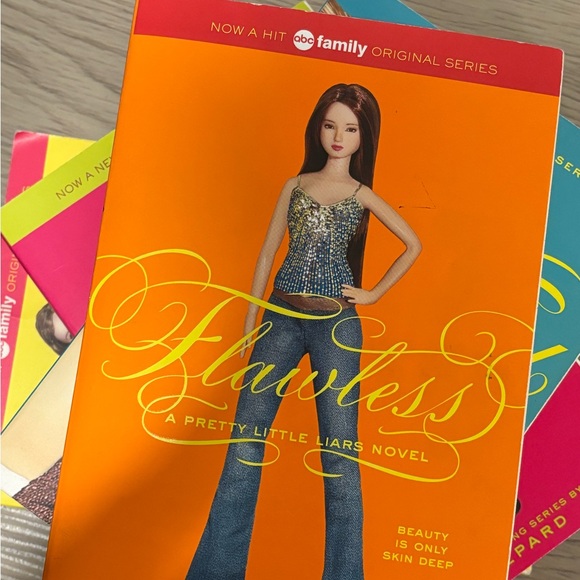 Pretty Little Liars “Flawless” Book - Picture 1 of 5